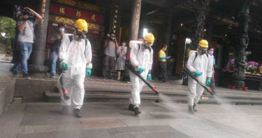 萬華疫情大爆發!90歲嬤無罩坐1樓發呆 女星揭殘酷原因:別怪長輩