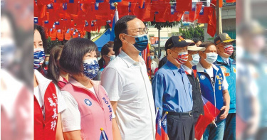 國民黨黨主席候選人朱立倫3日前往桃園市中壢區國旗屋出席九三軍人節升旗典禮。（圖／蕭靈璽攝）