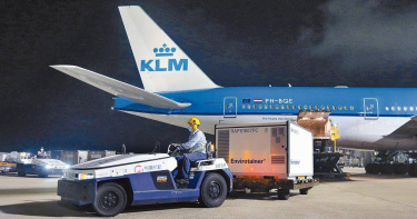 第13批政府自購59.4萬劑AZ疫苗6日到貨（見圖），但保存期限只到本月底，遭在野質疑買到「即期品」，有違疫苗採購慣例。（圖／本報資料照片）