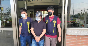 張姓狼師(中)被台南警查緝到案。(圖／讀者提供)