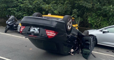 鄭男為撿保溫瓶而一時不慎，直接撞上路邊車輛造成大翻車，場面相當失控。（圖／警方提供）