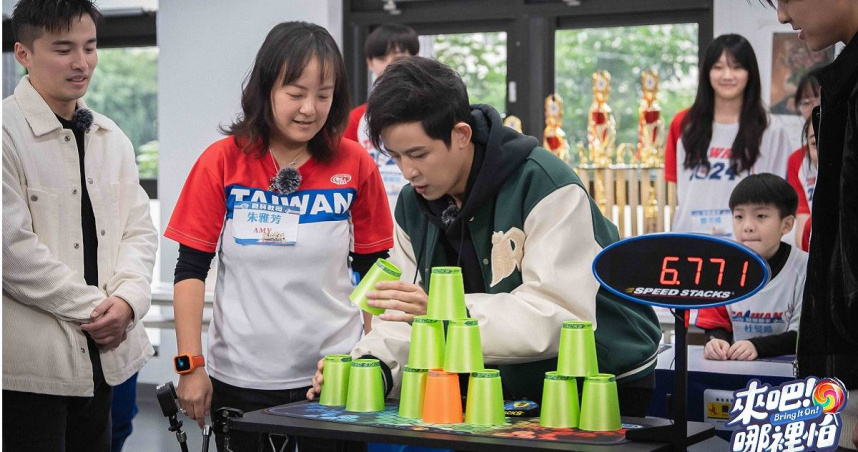 敖犬（中）挑戰疊杯，緊張到手抖。（圖／TVBS提供）