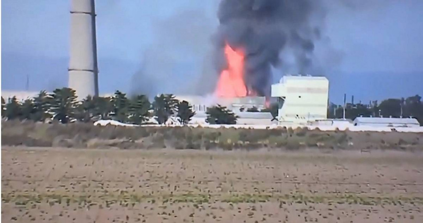 美國加州一座維斯達大型鋰電池工廠起火。（圖／翻攝自X／@tparon）