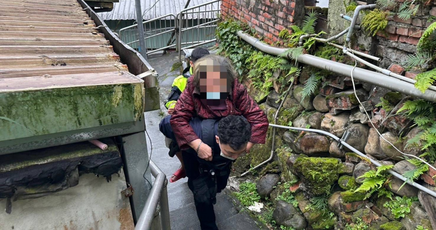 北市信義區吳興街派出所員警暖心揹婦送返家。(圖／翻攝畫面)