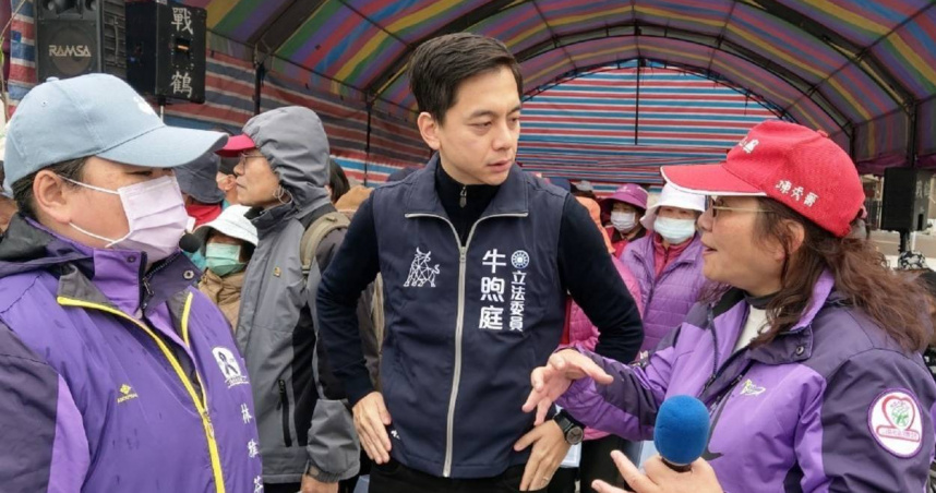 主計總處指，立院上會期總預算凍結數過多，擔憂部份機關維運只能撐到3月中，牛煦庭（圖中）則呼籲政院別再以凍結情勒在野立委與民眾。（圖／牛煦庭臉書）