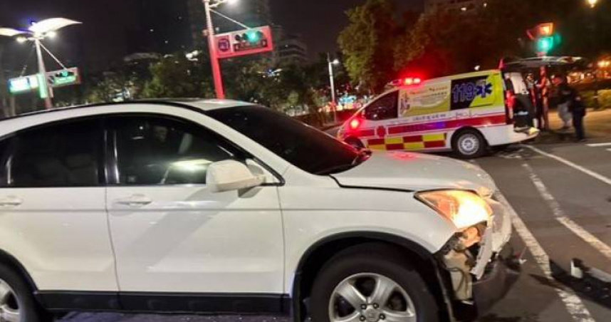 林姓少年無照騎車遭休旅車左轉撞上，造成他當場噴飛倒地並骨折擦傷送醫。 （圖／翻攝畫面）