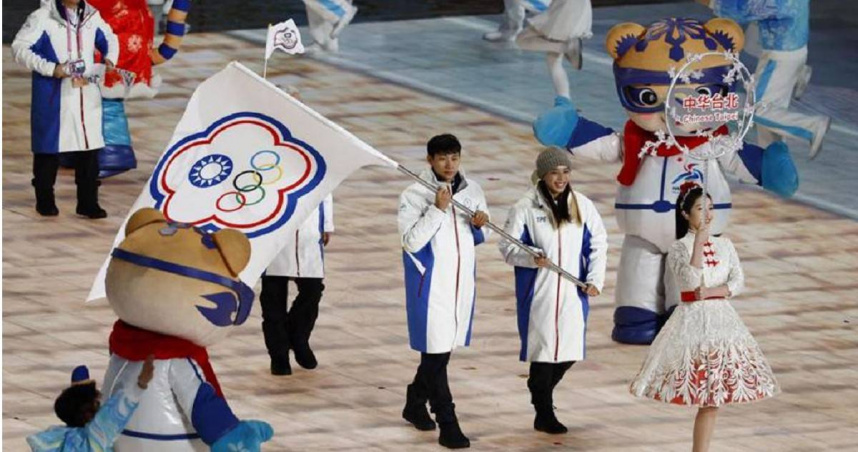 中華代表團在哈爾濱亞冬運由女子冰上曲棍球隊長林洋萁、男子短道競速滑冰選手林峻頡共同擔任掌旗官。（圖／路透）