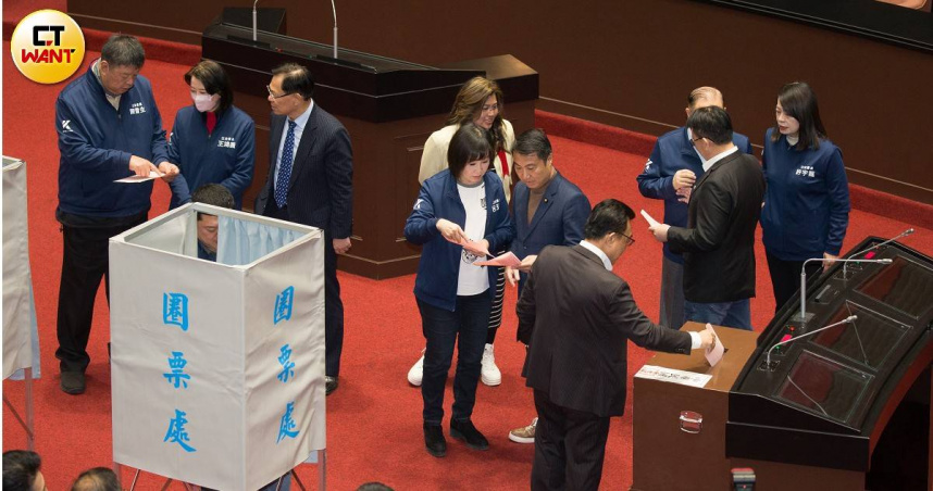 立法院今（11）日否決行政院所提《公職人員選舉罷免法》覆議案，藍白聯手以60票勝過綠營51票。（圖／黃威彬攝）