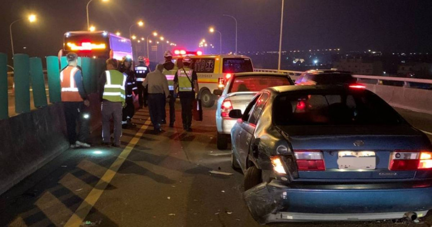 屏東台88快速道路昨深夜發生死亡車禍。（圖／翻攝記者爆料網）