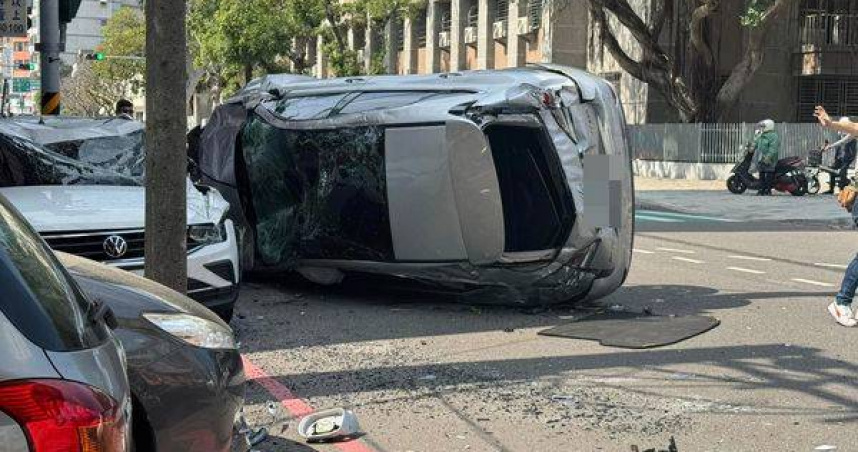 駕駛疑蛇行超車釀5傷，阿嬤遭撞命危。（ 圖／翻攝畫面）