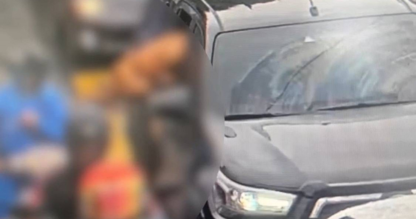 徐姓駕駛飼養的彼特犬飛撲攻擊正在等紅綠燈的黃姓駕駛，導致其腿部受傷。（圖／翻攝畫面）