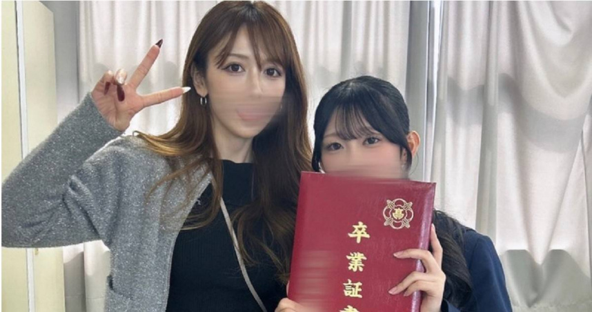 日本一位5寶媽參加18歲女兒高中畢業典禮，照片中的母女倆反而像姊妹，高顏值吸引超過5500萬人次瀏覽。（圖／翻攝自自X）