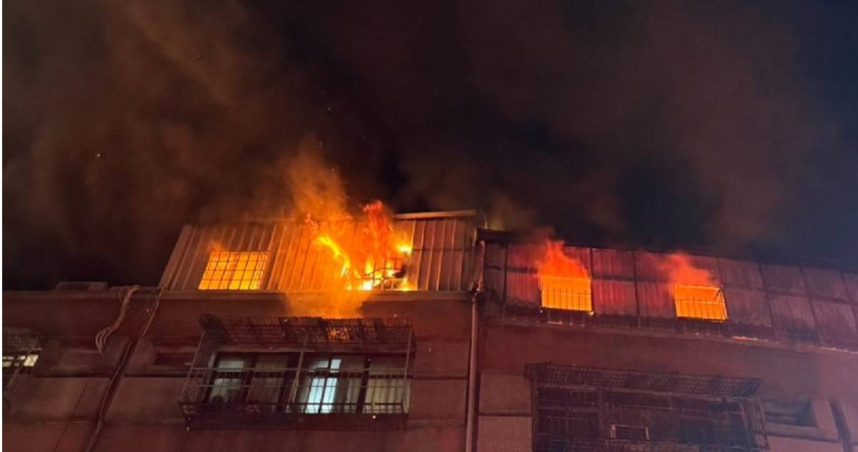 五股區1棟5樓民宅的頂樓加蓋發生火警，造成92歲老翁的維生儀器斷電送醫。（圖／翻攝畫面）