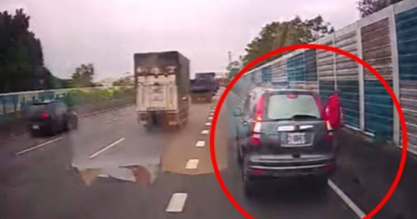 休旅車行駛於國道時突臨停外側車道，乘客還下車就地小便，誇張化面曝光後引發網友撻伐。（圖／翻攝彰化踢爆網臉書）