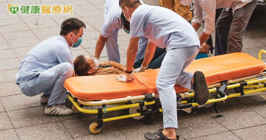 50歲男登山墜落險癱瘓！　醫師：把握黃金24小時搶救助重拾行動力