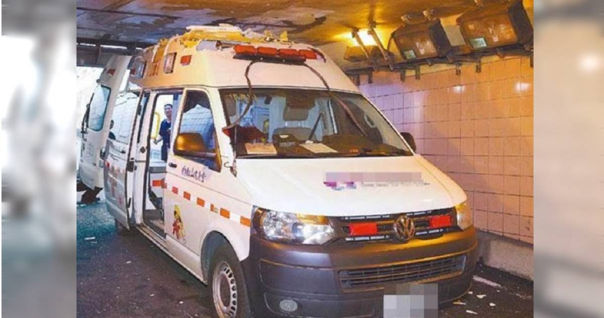 曳引車在上班尖峰時段不慎與機車發生碰撞，造成女騎士手腳擦挫傷送醫。（ 示意圖／報系資料照）