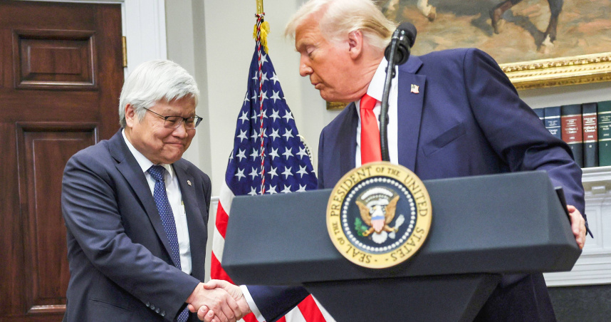 美國時間3日，台積電董事長魏哲家(左)與美國總統川普在白宮會面，並同台宣布台積電允諾在美擴大投資1000億美元。（圖／美聯社）