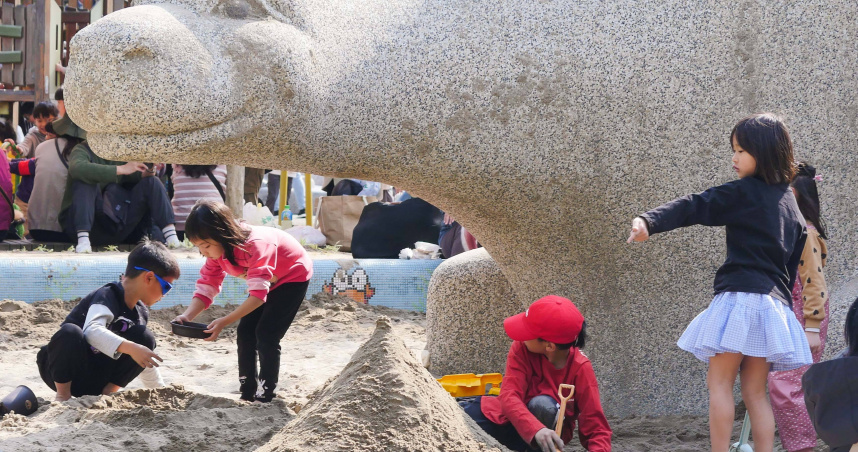 現在孩子生活壓力大、睡眠時間短，專家建議家長多帶孩子外出活動，光是曬太陽就能幫助長高。（圖／報系資料照）