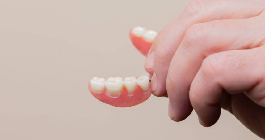 泰國一名67歲婦人疑似因誤吞下假牙，呼吸道堵塞，最終不幸身亡。（示意圖／Unsplash）