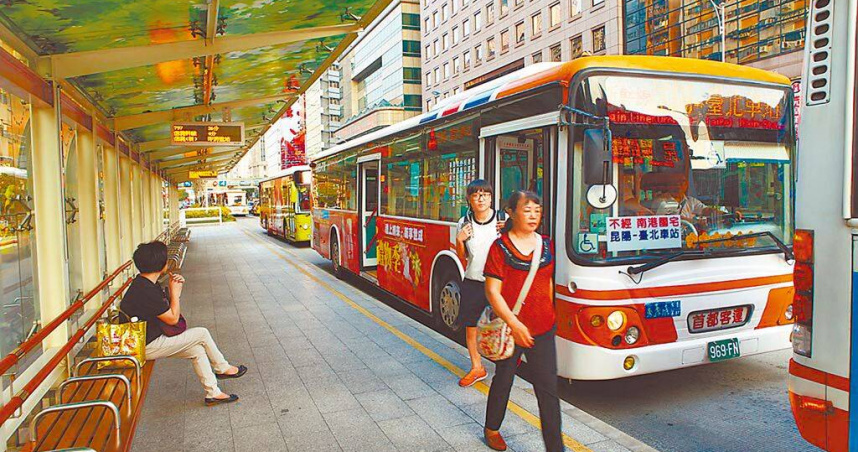 2024年接獲1043件公車急煞申訴案件，平均每天近3件，其中更有129件致使乘客受傷，相當於每3天就有民眾摔傷。（圖／報系資料照片）