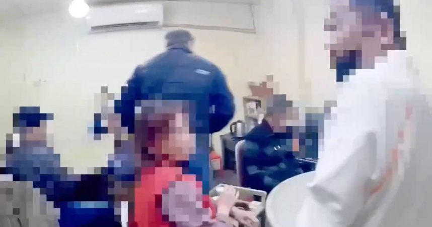 警方獲報，懷疑南港區某民宅內藏賭場，日前持搜索票前往民宅搜索，當場查獲67歲賴姓負責人及正在賭四色牌的11名賭客。（圖／翻攝畫面）