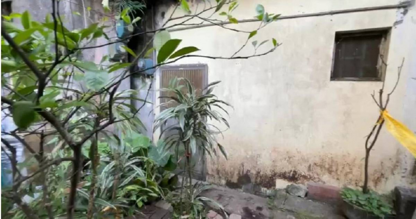 據了解,簡、連2家互為左右鄰居,2家人為了住家中間1塊廢地的水管處理問題已積怨許久。(圖/翻攝畫面)