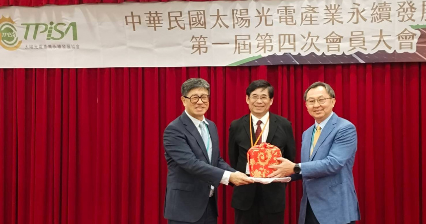 太陽光電產業永續發展協會新任理事長為大亞集團董事長沈尚弘（右）。（圖／陳曼儂攝）