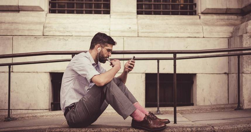 隨著智慧型手機普及，越來越多人陷入無止盡的滑手機行為。（示意圖／pixabay）