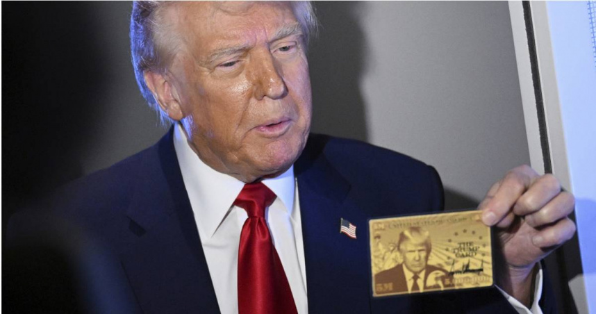 川普曾在空軍一號上向記者展示價值500萬美元的永久居留權「金卡」樣本。（圖／達志／美聯社）