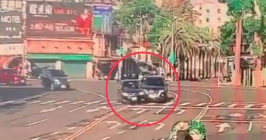 王男酒駕碰撞他人車輛竟肇事逃逸，警方掌握駕駛行蹤後，他最終自行前往派出所投案。（圖／翻攝畫面）