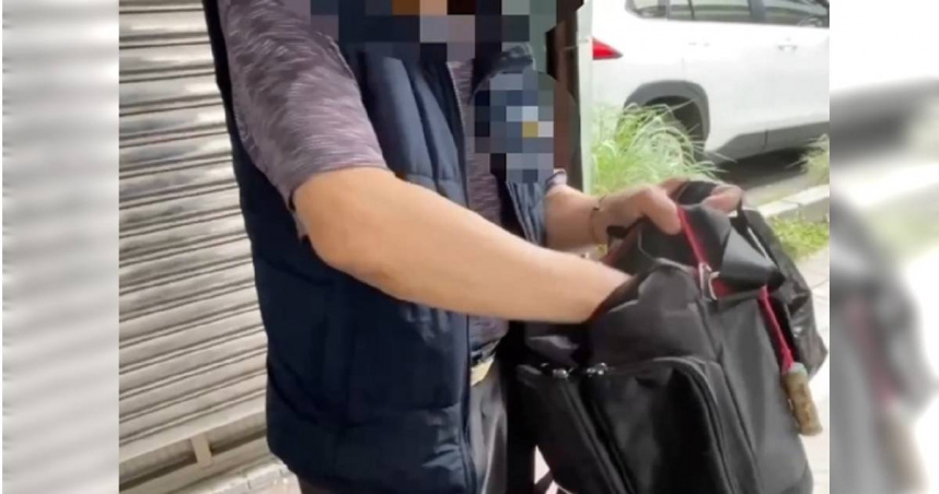 58歲李姓男子日前竊走機車後，竟用黑色膠帶竄改贓車車牌號碼，以躲避警方緝捕。（圖／翻攝畫面）