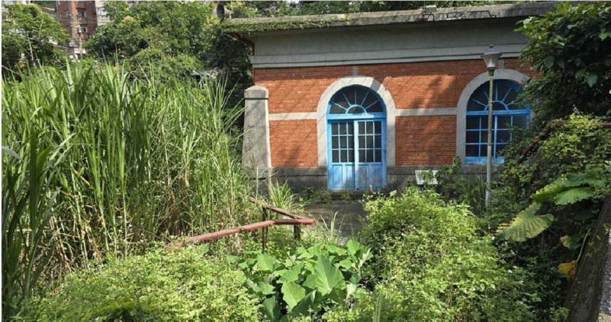 有民眾發現，近日基隆市暖暖區的百年幫浦間不僅樓梯圍上警戒線，還雜草叢生，質疑歷史建物沒有妥善維管。（讀者提供／張志康基隆傳真）