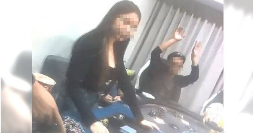 林男在永和區承租社區大樓，並私設賭場找女友當荷官，警方6日攻堅一舉逮獲。（圖／翻攝畫面）