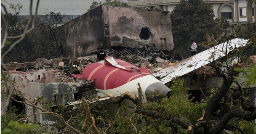 印度航空一架波音787-8夢幻客機、編號AI-171航班，昨（12日）下午才剛從印度阿默達巴德機場起飛不到一分鐘，隨即失事墜毀在一處醫學院宿舍，除了一名英國籍男乘客奇蹟倖存外，機上241人無人生還。（圖／達志／美聯社）