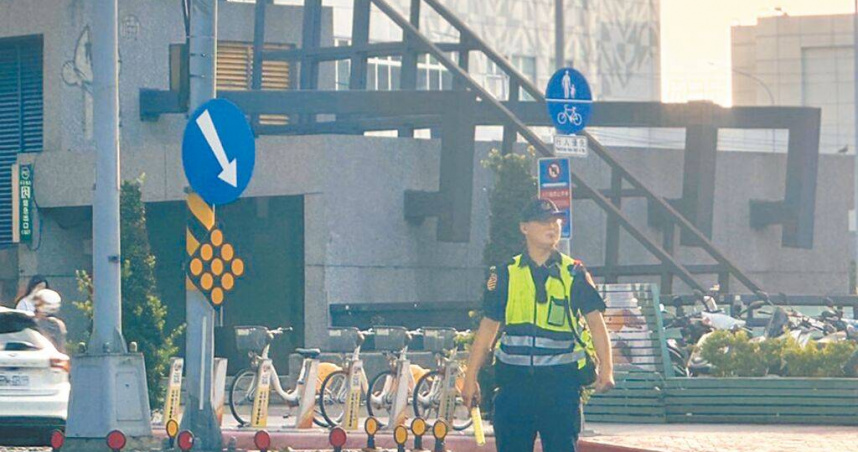 警察執勤偶爾會遇到身患傳染性疾病的患者鬧事需要處理。新北市議員黃淑君呼籲市府應建立「24小時警察執勤感染後送機制」，基層警察也樂見。示意圖，非新聞事件當事人。（圖／中國時報柯毓庭攝）