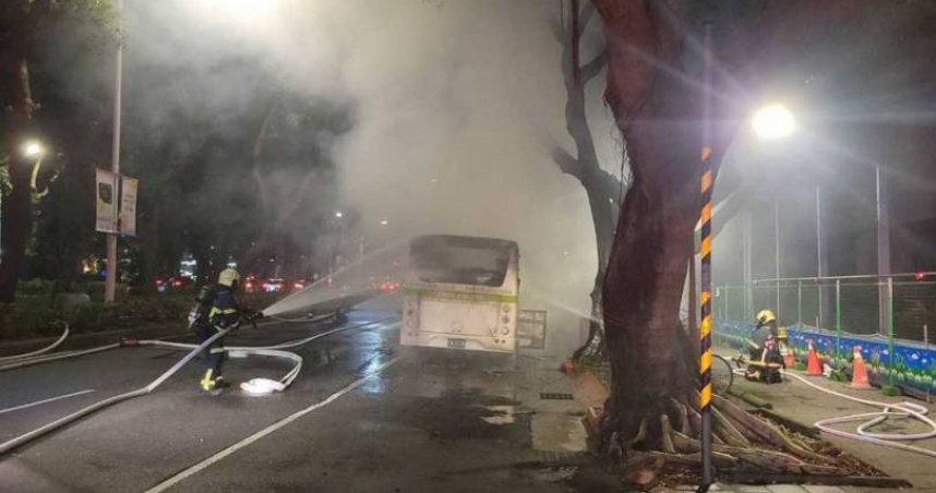 北市松山區16日晚間，一輛大都會262路電動公車突然起火燃燒。（圖／報系資料照）