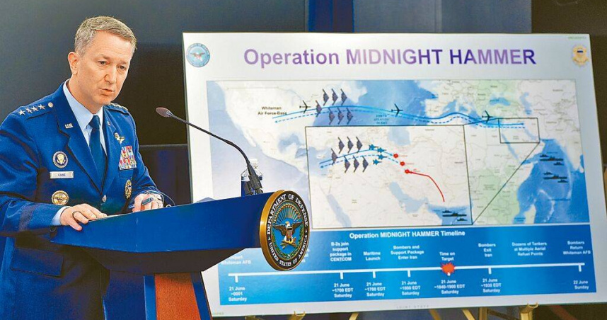 美國參謀長聯席會議主席凱恩22日於華府五角大廈記者會上，說明美國打擊伊朗的3處核設施行動。（圖／美聯社）