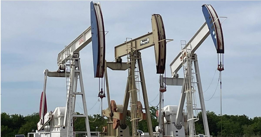 國際油價週五（28日）雖小幅上漲，但當天結束後仍創下3年來最大單週跌幅。（圖／達志／美聯社）