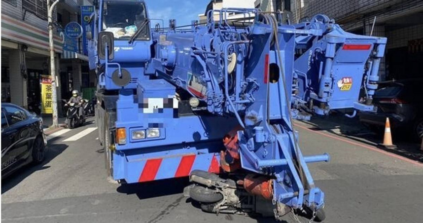 屏東綠燈起步驚險碰撞，女騎士倒地險遭輾壓路人急覆。（ 圖／翻攝畫面）