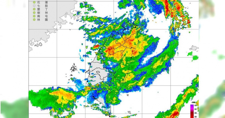 颱風丹娜絲挾帶狂風豪雨快閃台灣後，已於今（7日）清晨6時許從桃園、新竹交界處出海，目前暴風圈持續縮小減弱，預估下午便可脫離暴風圈，解除陸上颱風警報。（圖／擷取自Facebook／台灣颱風論壇｜天氣特急）