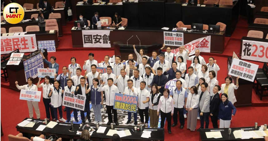 立院三讀通過《特別條例》，民進黨團表態支持行政院提出覆議案，未來普發現金進度仍存變數。（圖／周志龍攝）