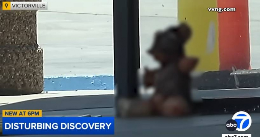 美國加州便利商店外驚現疑似「人皮泰迪熊」，外觀逼真到引起民眾報警，後經查為藝術家製作的恐怖道具。（圖／翻攝自ABC 7）