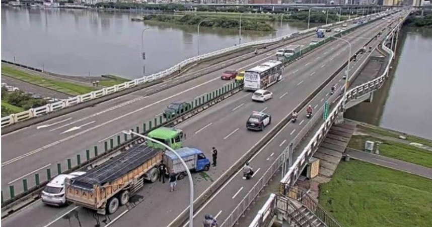 曳引車與貨車追撞，車油灑滿地面，場面相當驚悚。（圖／翻攝自我是三重人）