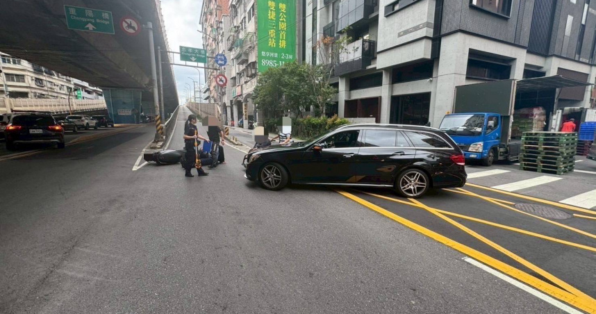 7旬翁右轉上橋釀禍，騎士閃避不及撞上全身傷送醫。（圖/翻攝畫面）