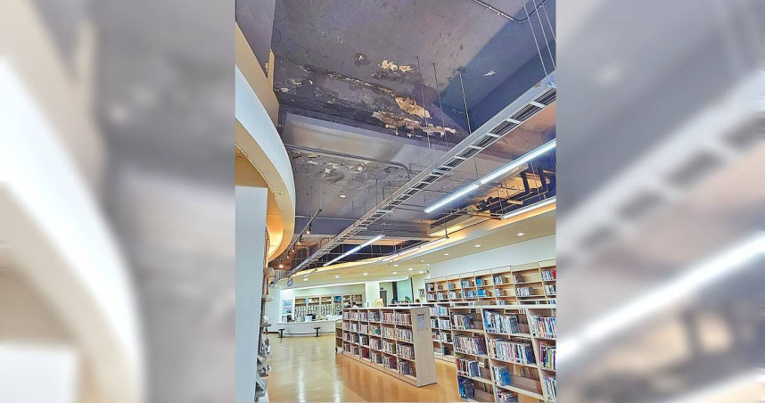 新北市立圖書館三重南區分館的防水層老化，日前再度出現滲水情形，設置接水盤應急。（圖／議員彭佳芸提供／中國時報張鎧乙新北傳真）