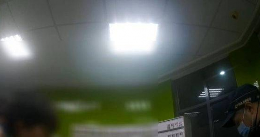 台中女客不滿店員拒裝袋，怒砸紅酒瓶傷人送辦。（圖／翻攝畫面）