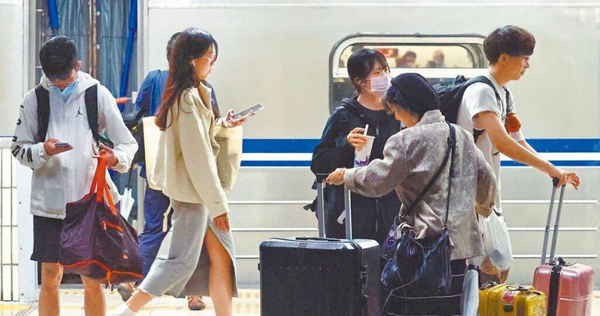 台鐵8月27日開賣教師節連假車票，高鐵8月29日一次販售教師節、中秋及國慶車票。（圖／本報資料照片）