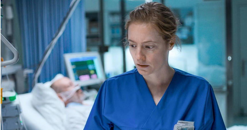 《失控夜班》血淋淋呈現醫護缺工的困境。（圖／光年映畫提供）