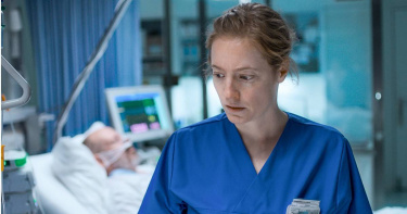 《失控夜班》血淋淋呈現醫護缺工的困境。（圖／光年映畫提供）