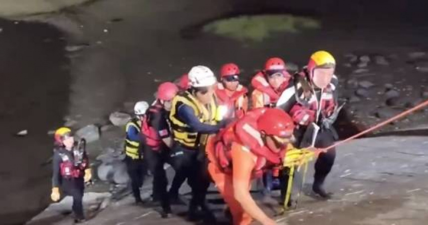 新竹婦夜半棄車下海警消急救援驚險搶命溝。（圖 ／翻攝畫面）